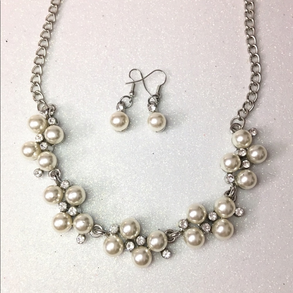 Top Quality pearl necklace, earrings and b…